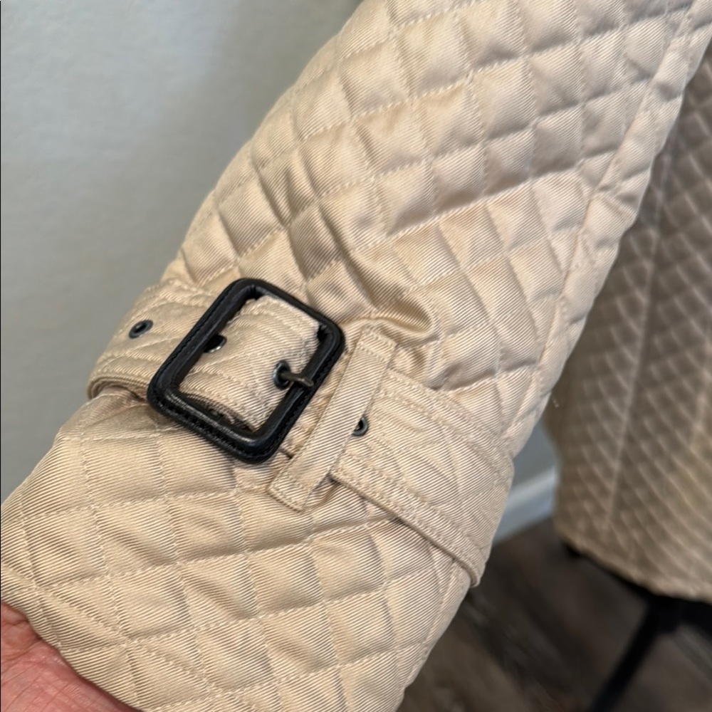 Authentic Burberry Quilted Coat with Removable Fur Collar - Picture 9 of 16